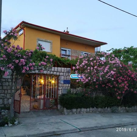 Apartments Maricic 200 Meters From The Beach Novi Vinodolski Eksteriør bilde